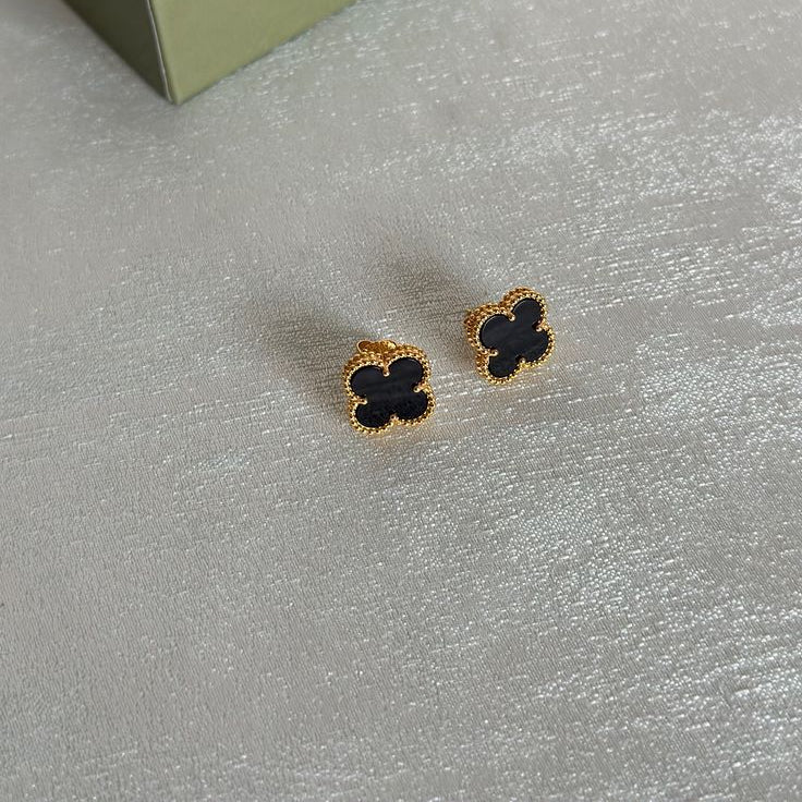 CLOVER | MUSTAT KORVAKORUT
